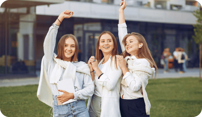 три девушки